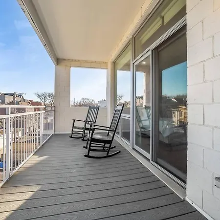Large 4-Bedroom Upscale Apartment W Rooftop