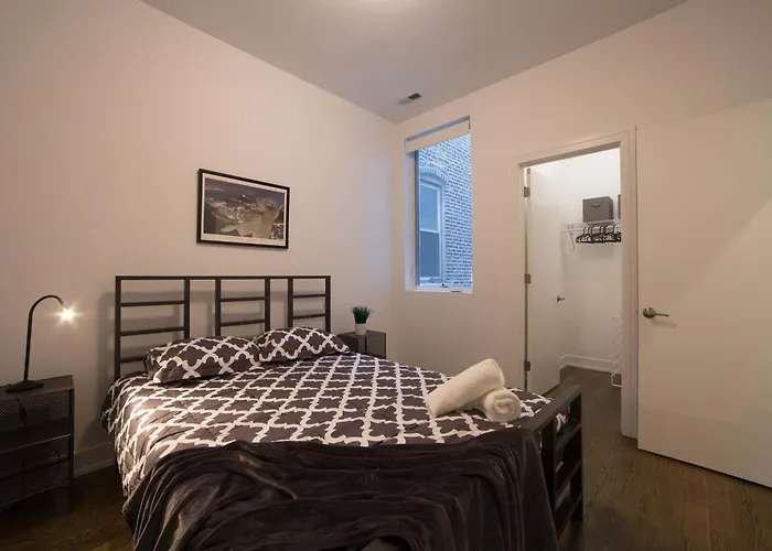 Large 4-bedroom Upscale W Rooftop